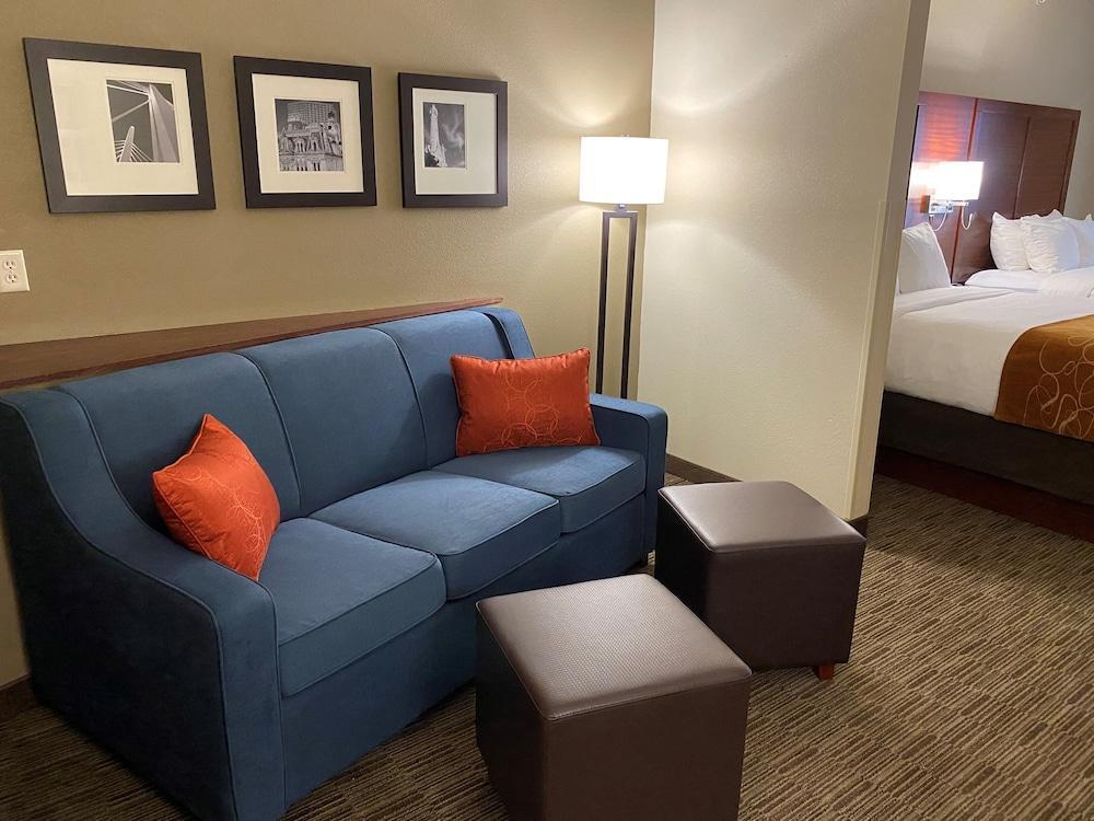 Holiday Inn Express & Suites Milwaukee Nw - Park Place By Ihg Exterior foto