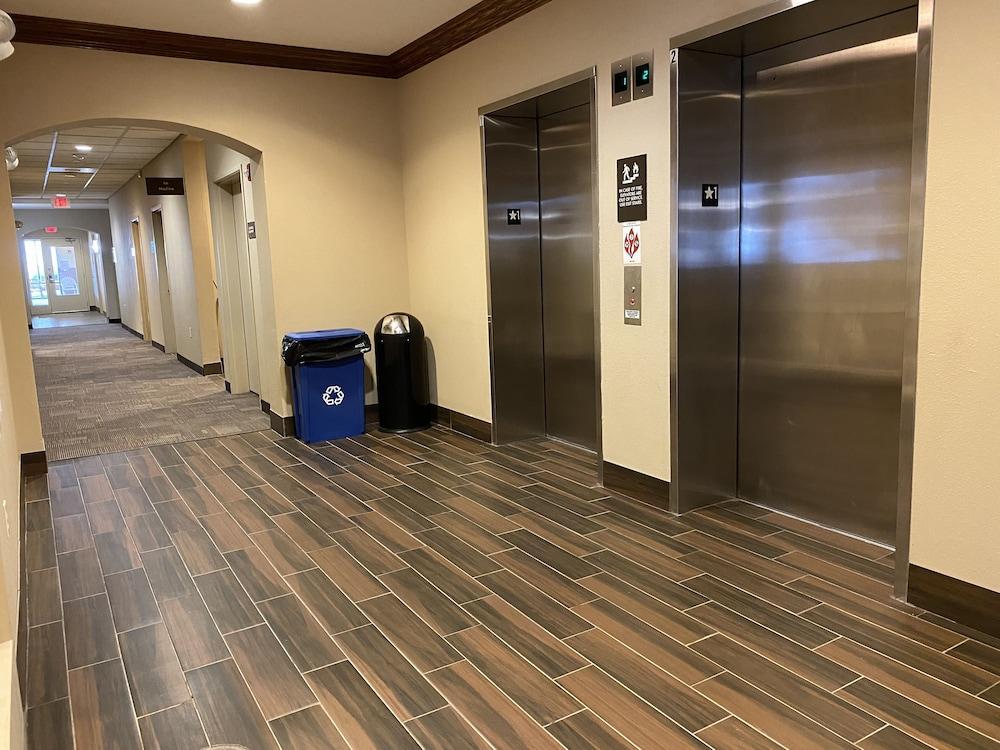 Holiday Inn Express & Suites Milwaukee Nw - Park Place By Ihg Exterior foto