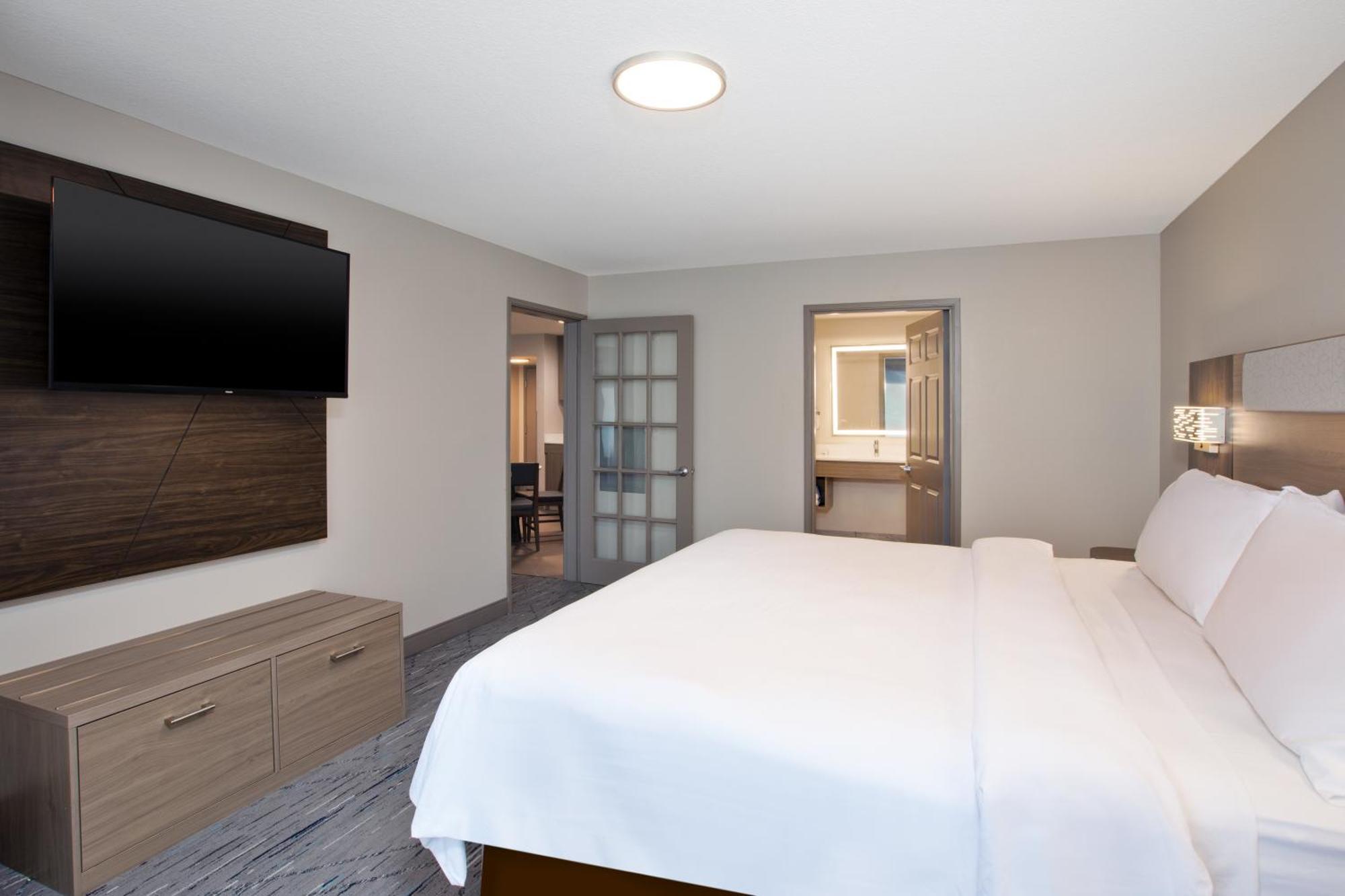 Holiday Inn Express & Suites Milwaukee Nw - Park Place By Ihg Exterior foto