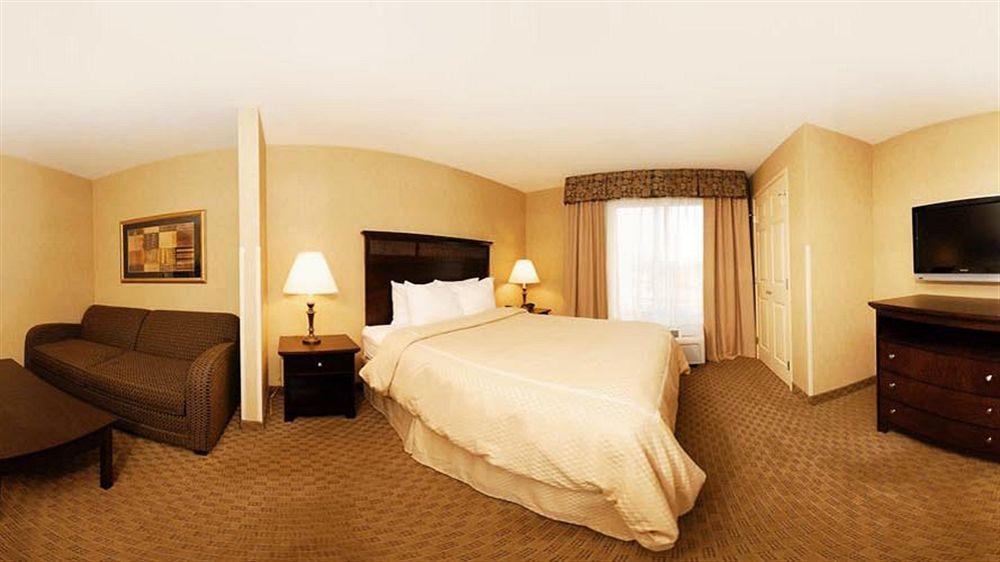 Holiday Inn Express & Suites Milwaukee Nw - Park Place By Ihg Exterior foto